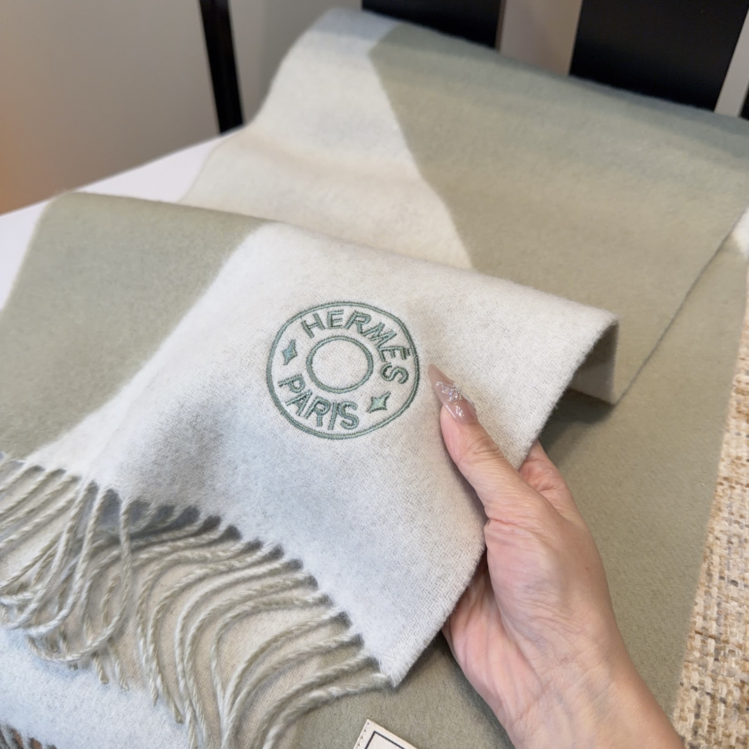 2025年Hermes · 爱马仕，难得一见的温柔配色，低调又不失优雅❗️】重点推荐❗️双边配色，一条围