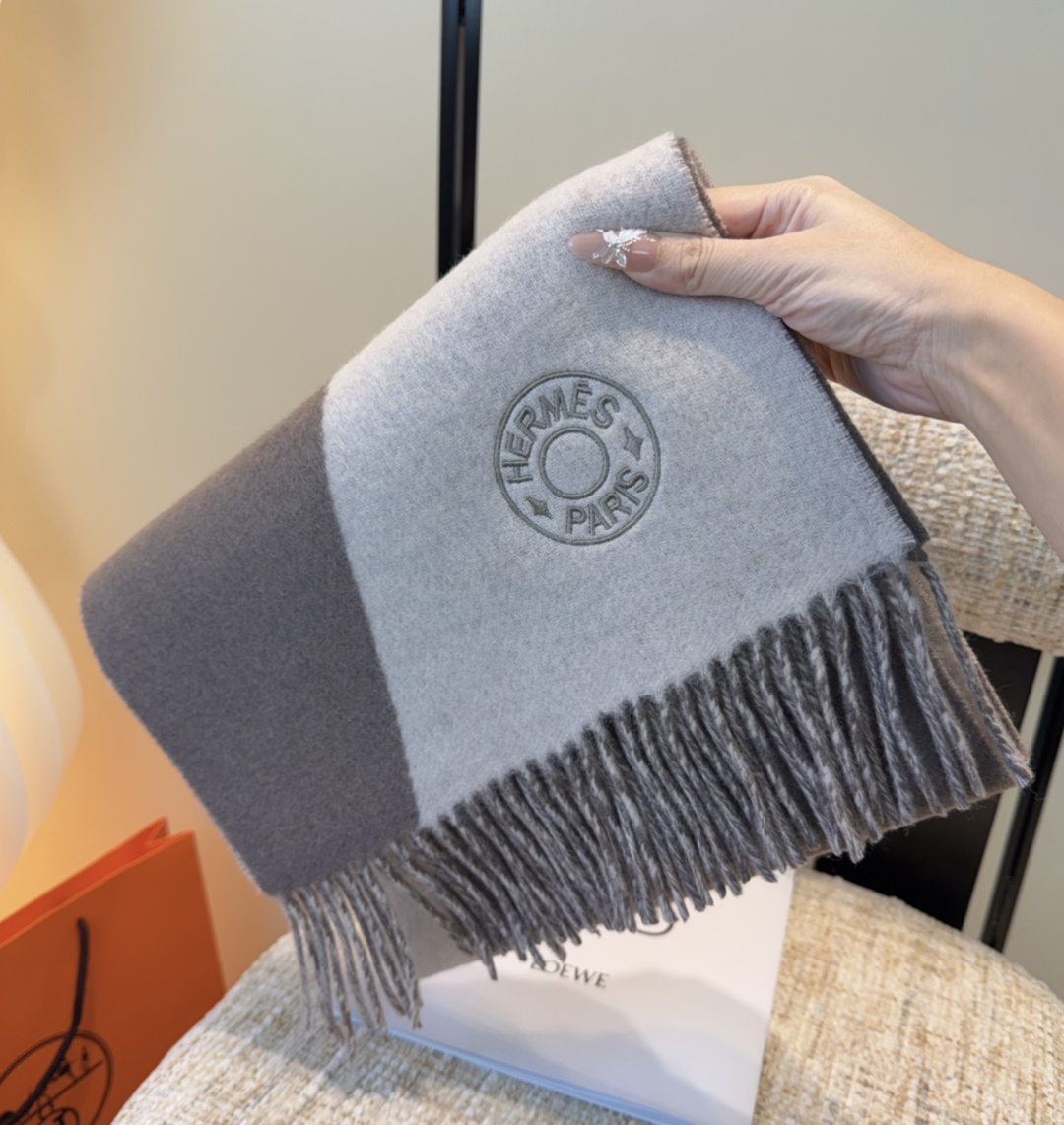 2025年Hermes · 爱马仕，难得一见的温柔配色，低调又不失优雅❗️】重点推荐❗️双边配色，一条围