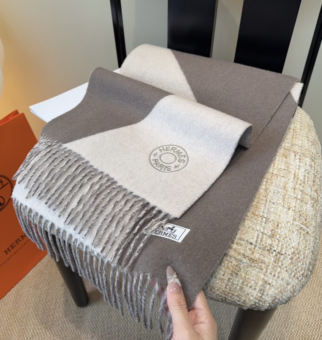 2025年Hermes · 爱马仕，难得一见的温柔配色，低调又不失优雅❗️】重点推荐❗️双边配色，一条围