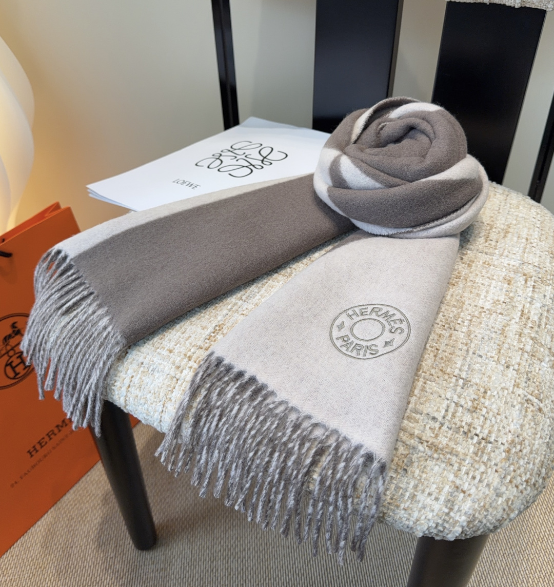 2025年Hermes · 爱马仕，难得一见的温柔配色，低调又不失优雅❗️】重点推荐❗️双边配色，一条围