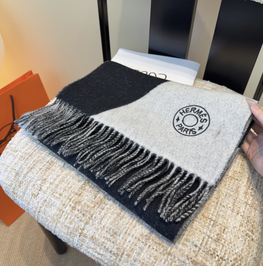 2025年Hermes · 爱马仕，难得一见的温柔配色，低调又不失优雅❗️】重点推荐❗️双边配色，一条围
