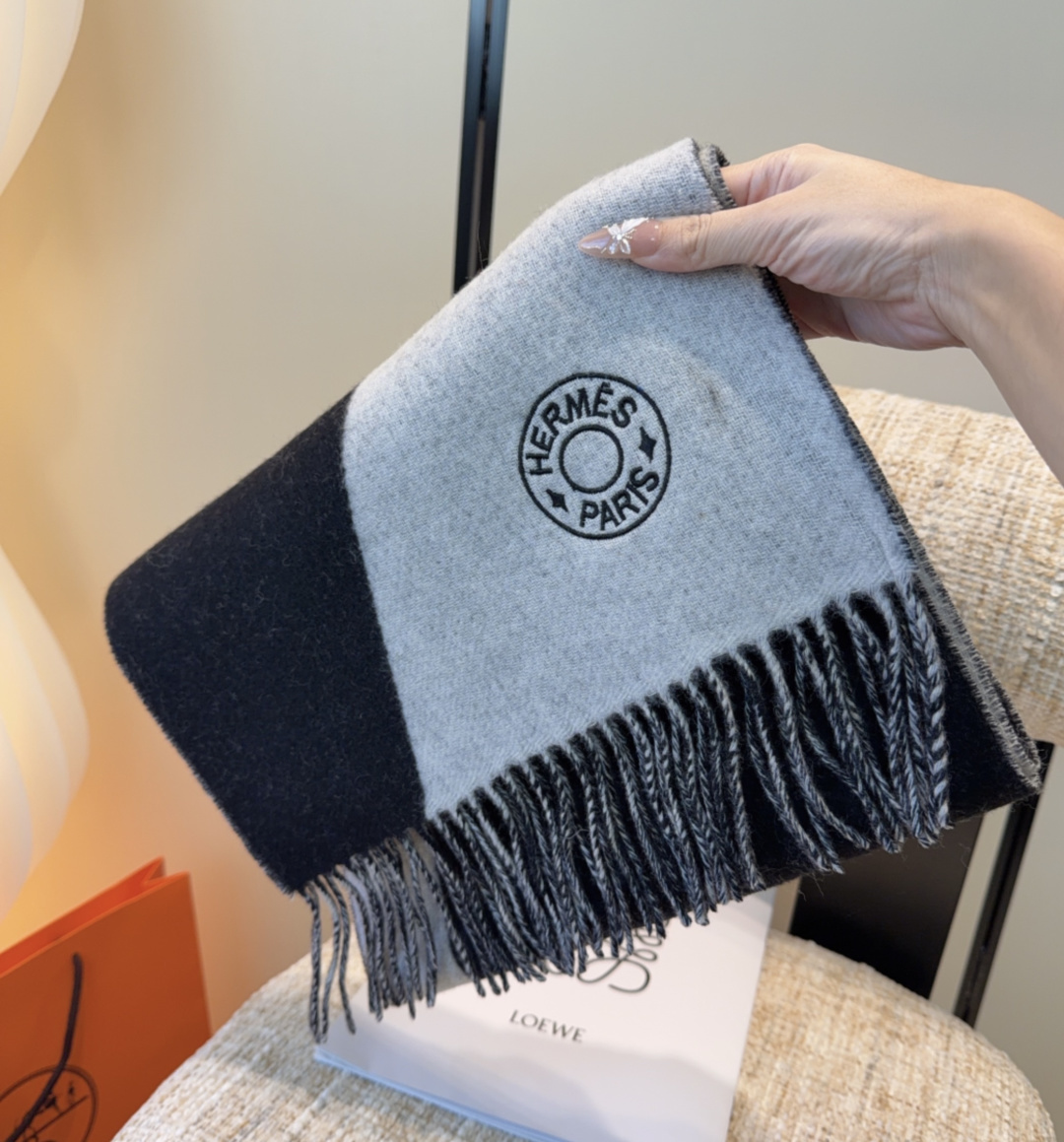 2025年Hermes · 爱马仕，难得一见的温柔配色，低调又不失优雅❗️】重点推荐❗️双边配色，一条围