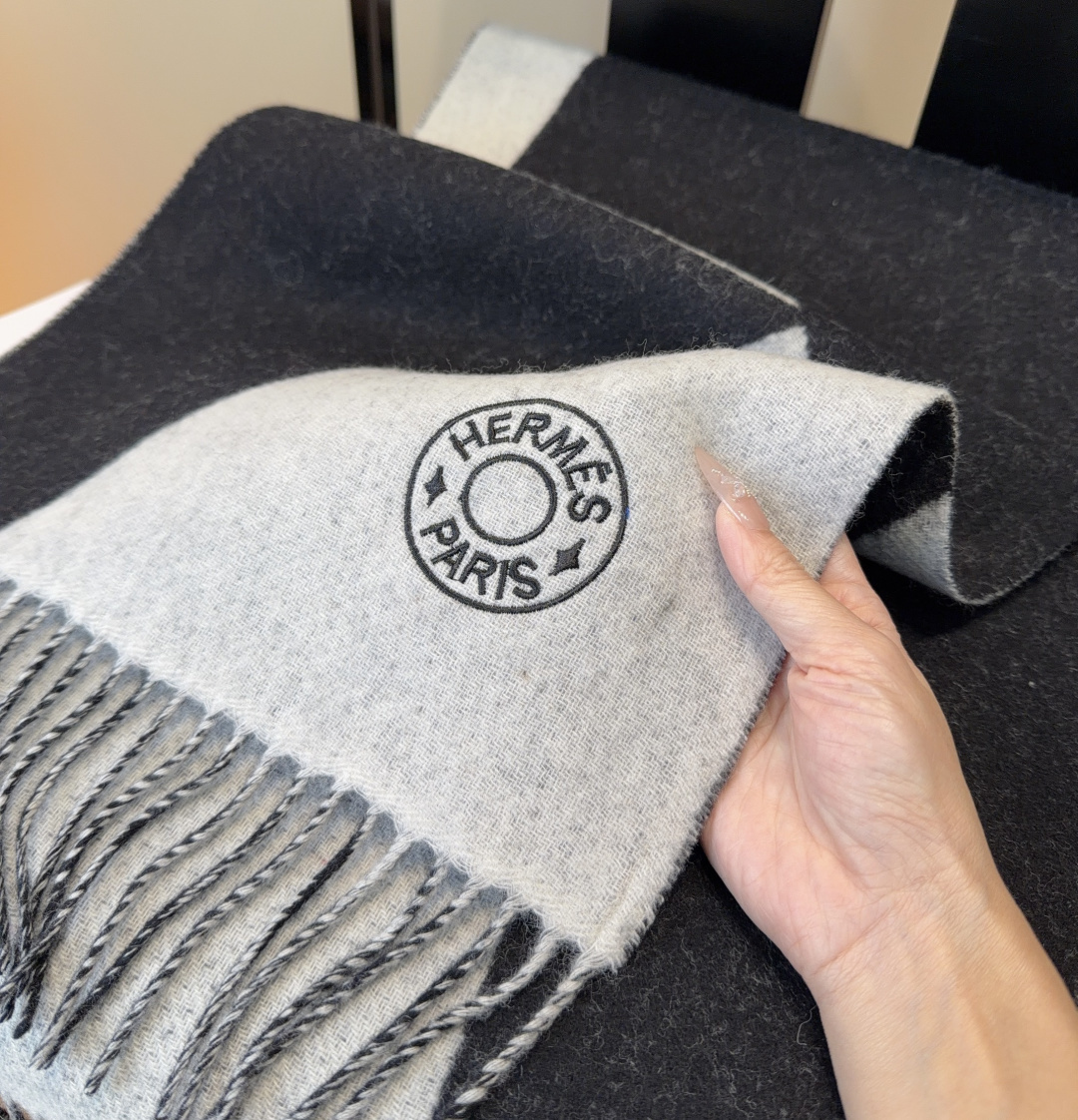 2025年Hermes · 爱马仕，难得一见的温柔配色，低调又不失优雅❗️】重点推荐❗️双边配色，一条围