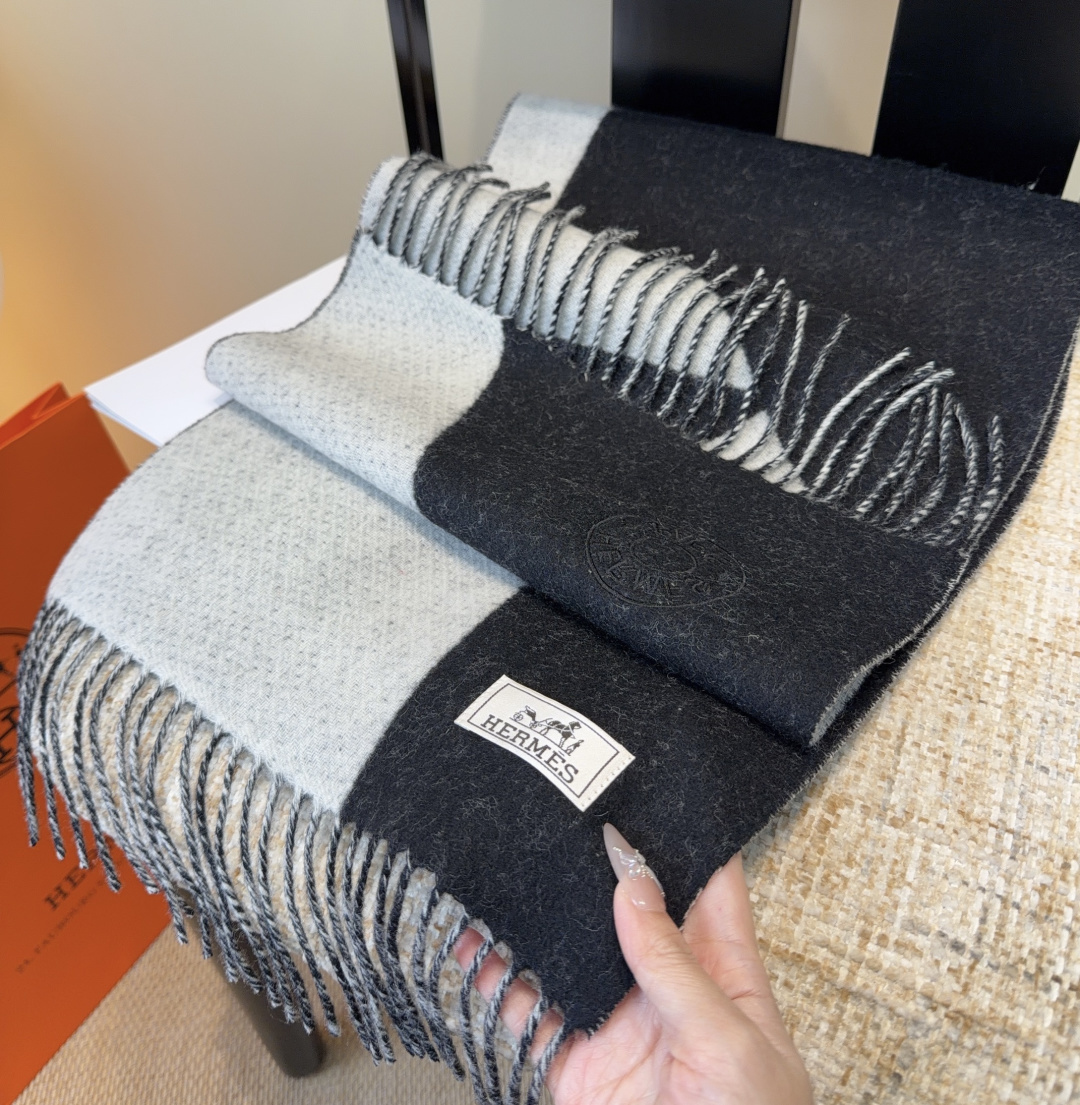 2025年Hermes · 爱马仕，难得一见的温柔配色，低调又不失优雅❗️】重点推荐❗️双边配色，一条围