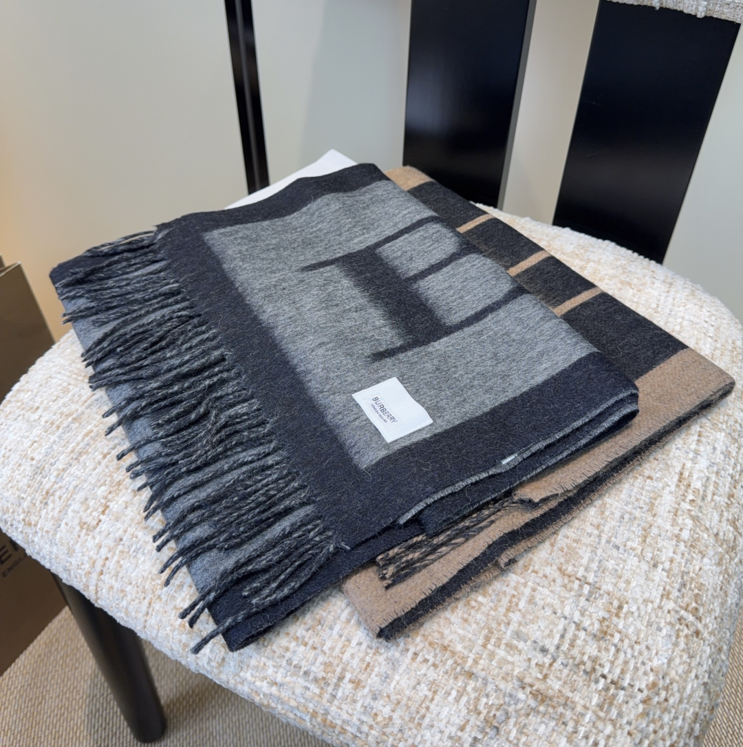 年Burberry双面羊绒围巾！走量款，性超高！非常有格调的设计！180*30cm，羊绒混羊毛！是高雅艺