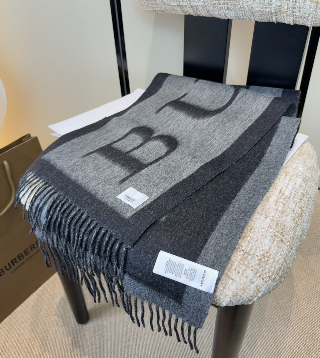年Burberry双面羊绒围巾！走量款，性超高！非常有格调的设计！180*30cm，羊绒混羊毛！是高雅艺