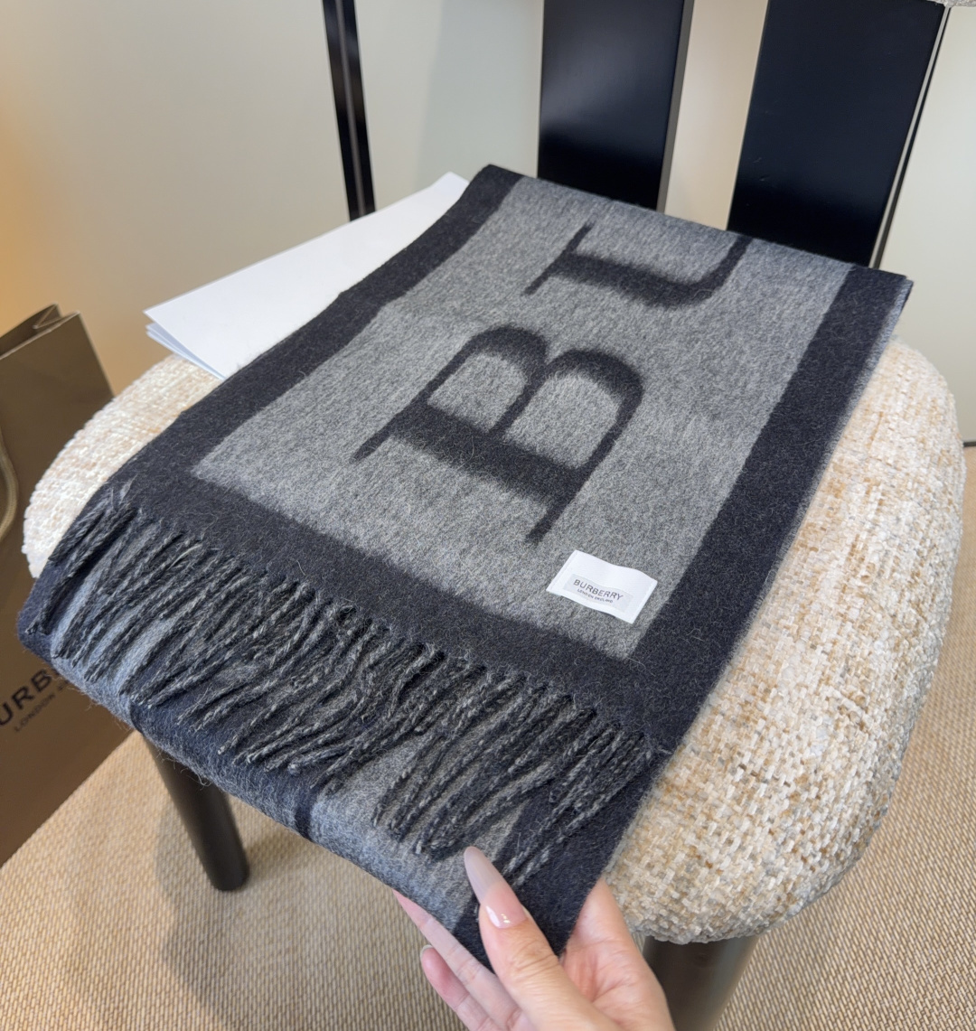 年Burberry双面羊绒围巾！走量款，性超高！非常有格调的设计！180*30cm，羊绒混羊毛！是高雅艺