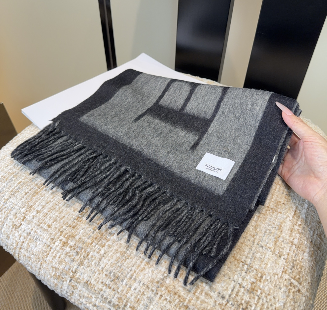 年Burberry双面羊绒围巾！走量款，性超高！非常有格调的设计！180*30cm，羊绒混羊毛！是高雅艺