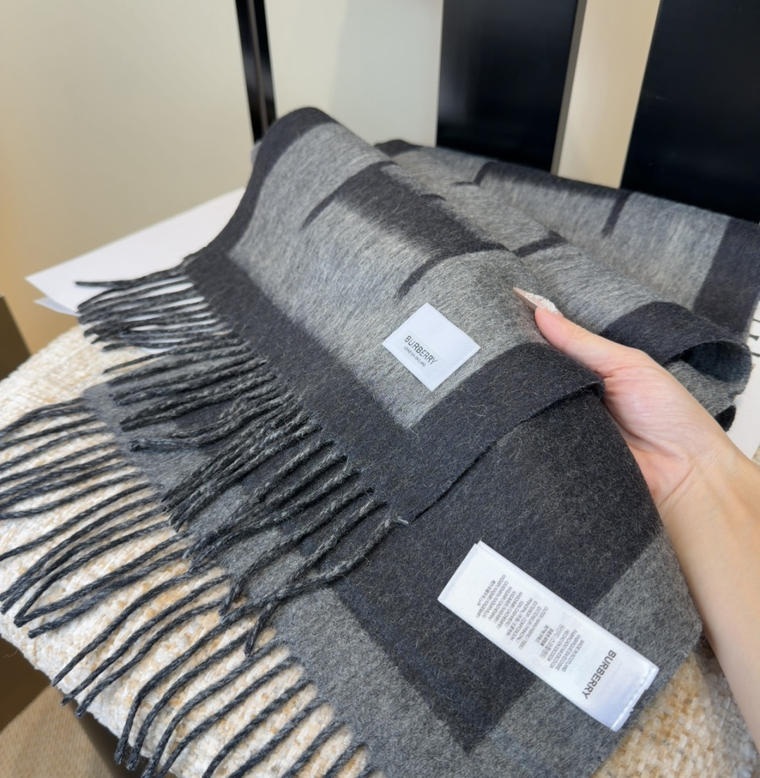年Burberry双面羊绒围巾！走量款，性超高！非常有格调的设计！180*30cm，羊绒混羊毛！是高雅艺