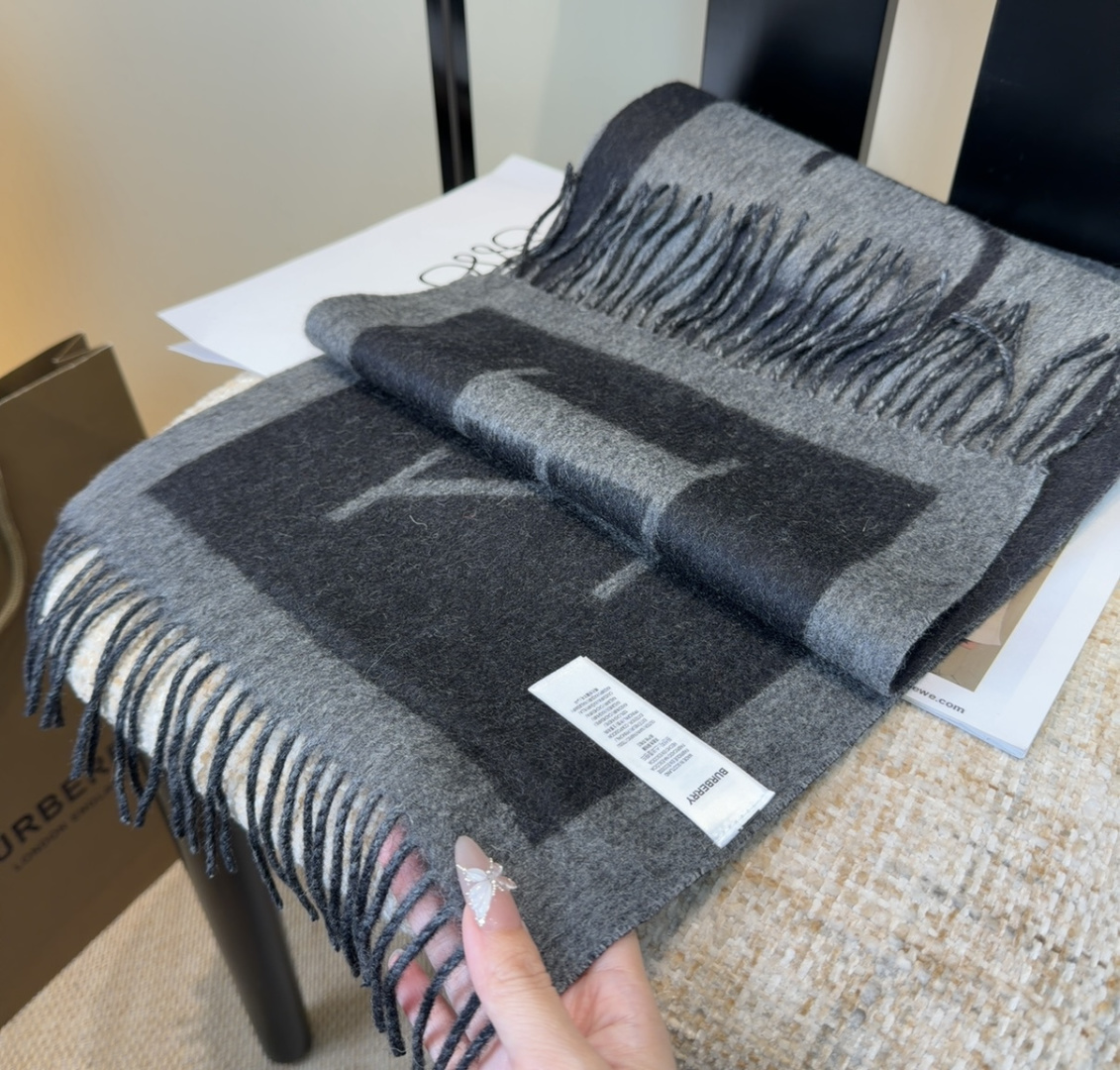 年Burberry双面羊绒围巾！走量款，性超高！非常有格调的设计！180*30cm，羊绒混羊毛！是高雅艺