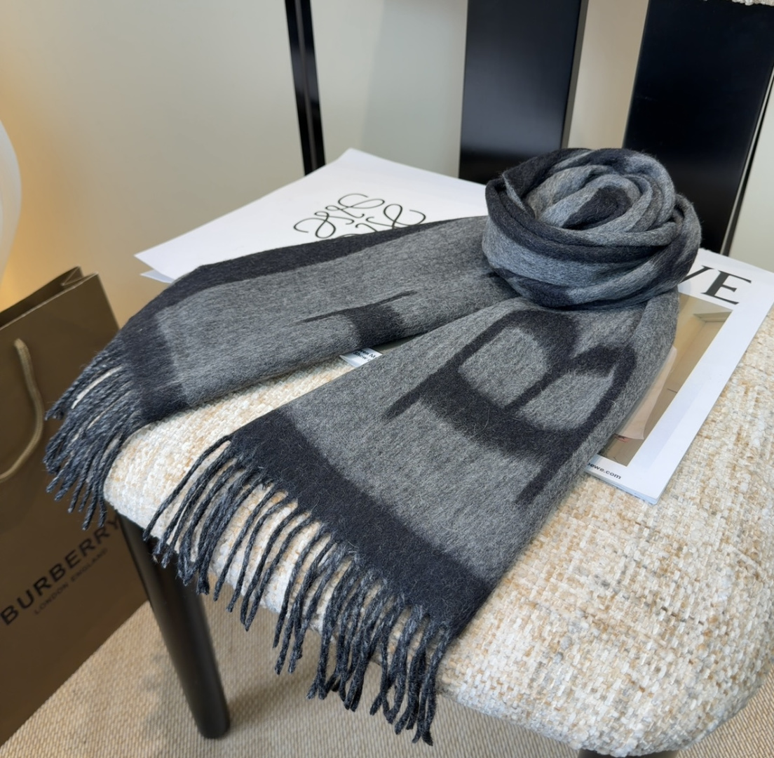 年Burberry双面羊绒围巾！走量款，性超高！非常有格调的设计！180*30cm，羊绒混羊毛！是高雅艺