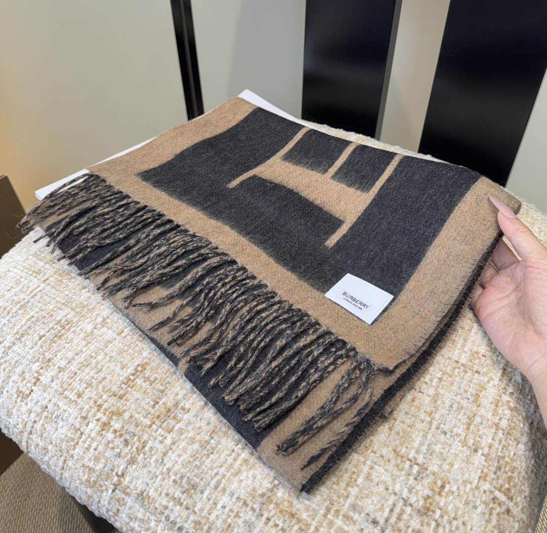 年Burberry双面羊绒围巾！走量款，性超高！非常有格调的设计！180*30cm，羊绒混羊毛！是高雅艺