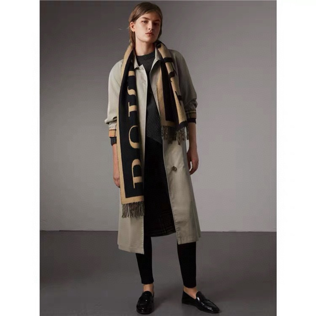 年Burberry双面羊绒围巾！走量款，性超高！非常有格调的设计！180*30cm，羊绒混羊毛！是高雅艺