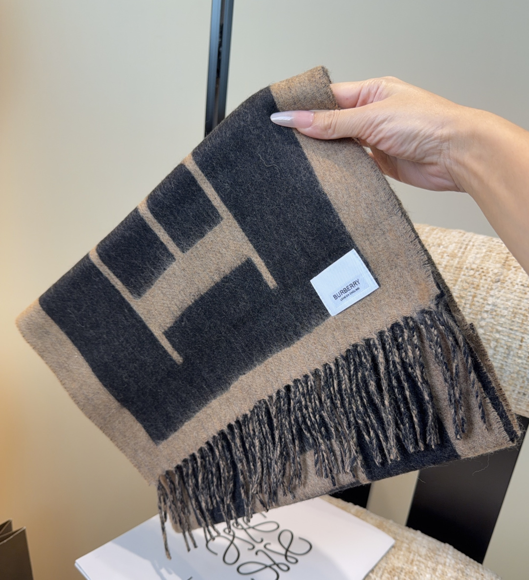 年Burberry双面羊绒围巾！走量款，性超高！非常有格调的设计！180*30cm，羊绒混羊毛！是高雅艺