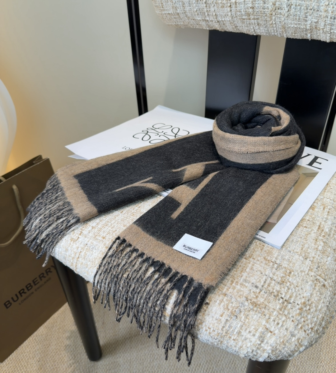 年Burberry双面羊绒围巾！走量款，性超高！非常有格调的设计！180*30cm，羊绒混羊毛！是高雅艺