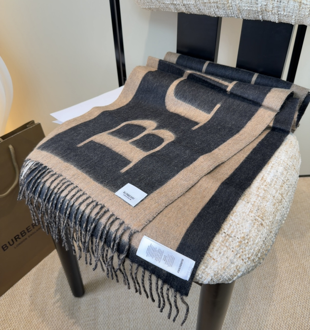 年Burberry双面羊绒围巾！走量款，性超高！非常有格调的设计！180*30cm，羊绒混羊毛！是高雅艺