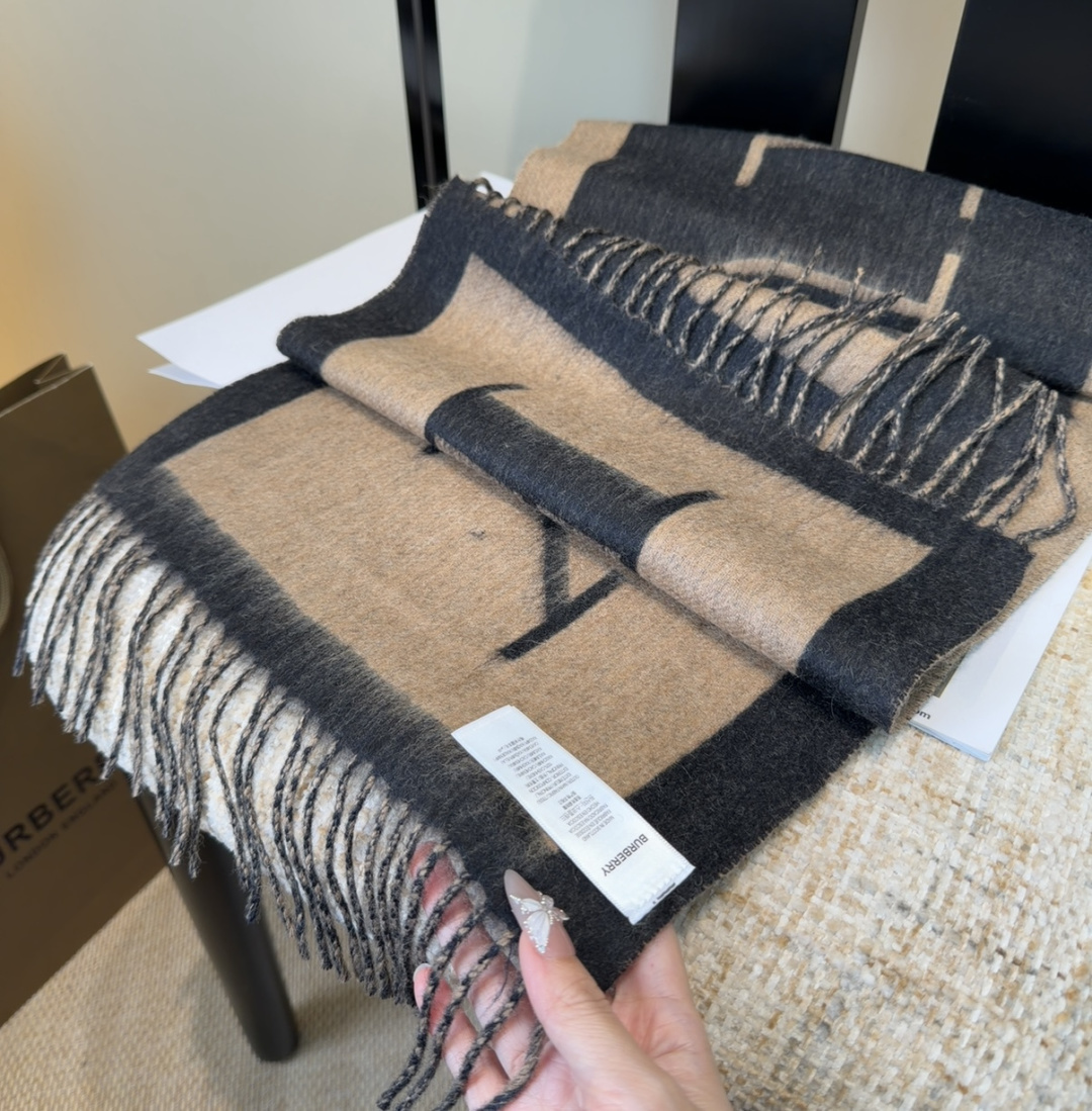年Burberry双面羊绒围巾！走量款，性超高！非常有格调的设计！180*30cm，羊绒混羊毛！是高雅艺