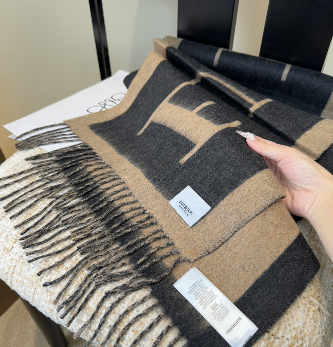 年Burberry双面羊绒围巾！走量款，性超高！非常有格调的设计！180*30cm，羊绒混羊毛！是高雅艺