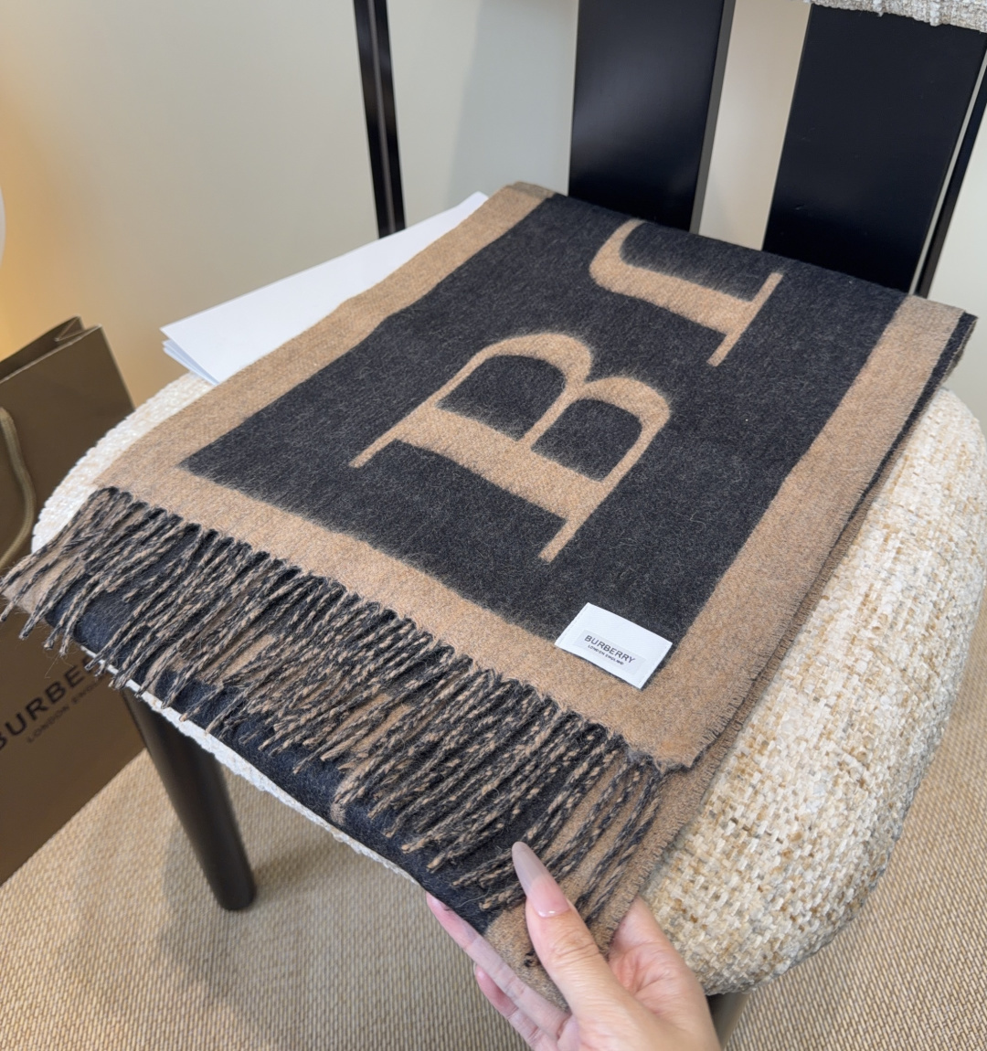 年Burberry双面羊绒围巾！走量款，性超高！非常有格调的设计！180*30cm，羊绒混羊毛！是高雅艺