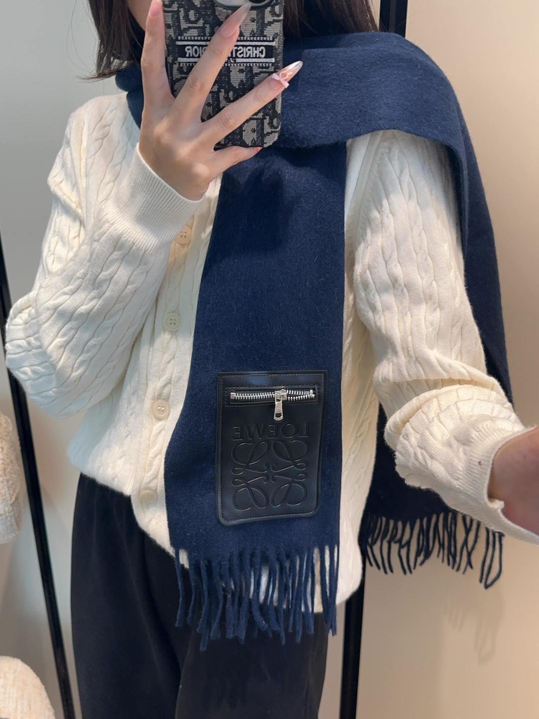 【▪Loewe · 罗意威难得一见的温柔配色，低调又不失优雅❗】重点推荐❗双面配色，一条围巾两种风格搭配