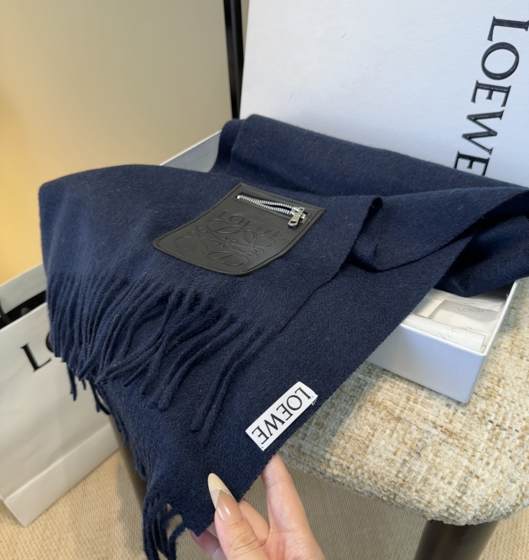 【▪Loewe · 罗意威难得一见的温柔配色，低调又不失优雅❗】重点推荐❗双面配色，一条围巾两种风格搭配