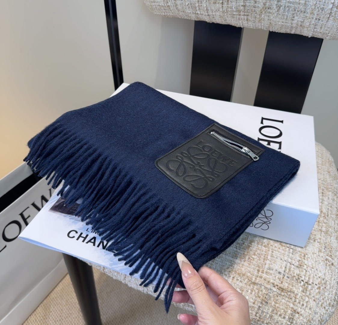 【▪Loewe · 罗意威难得一见的温柔配色，低调又不失优雅❗】重点推荐❗双面配色，一条围巾两种风格搭配