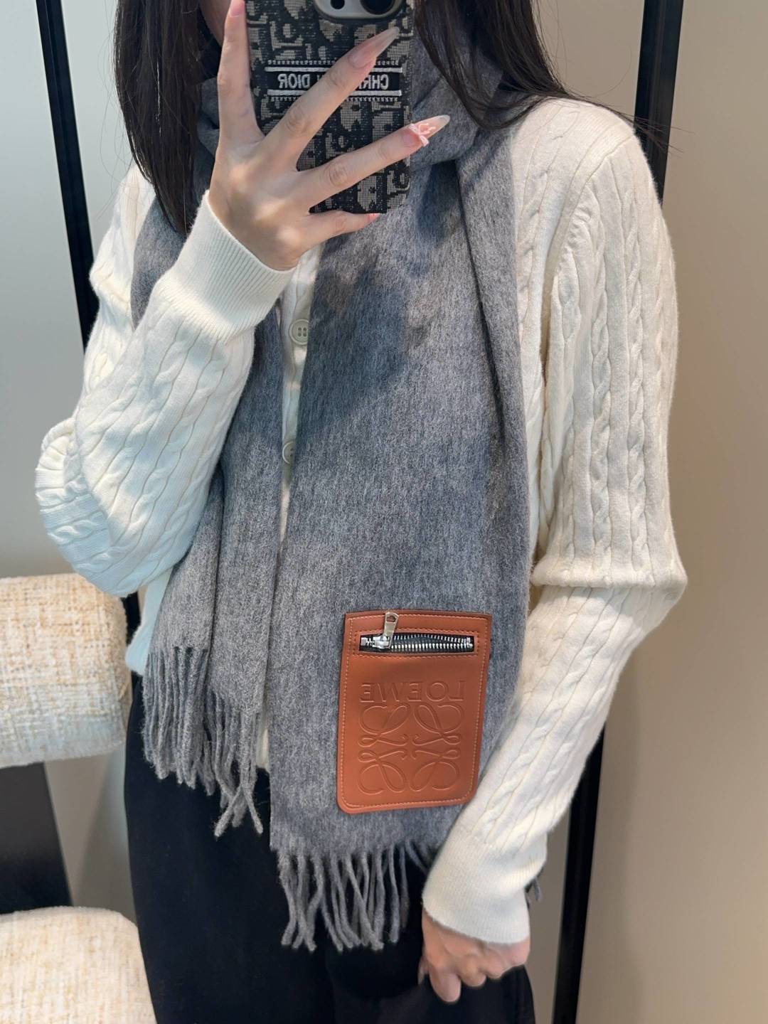 【▪Loewe · 罗意威难得一见的温柔配色，低调又不失优雅❗】重点推荐❗双面配色，一条围巾两种风格搭配