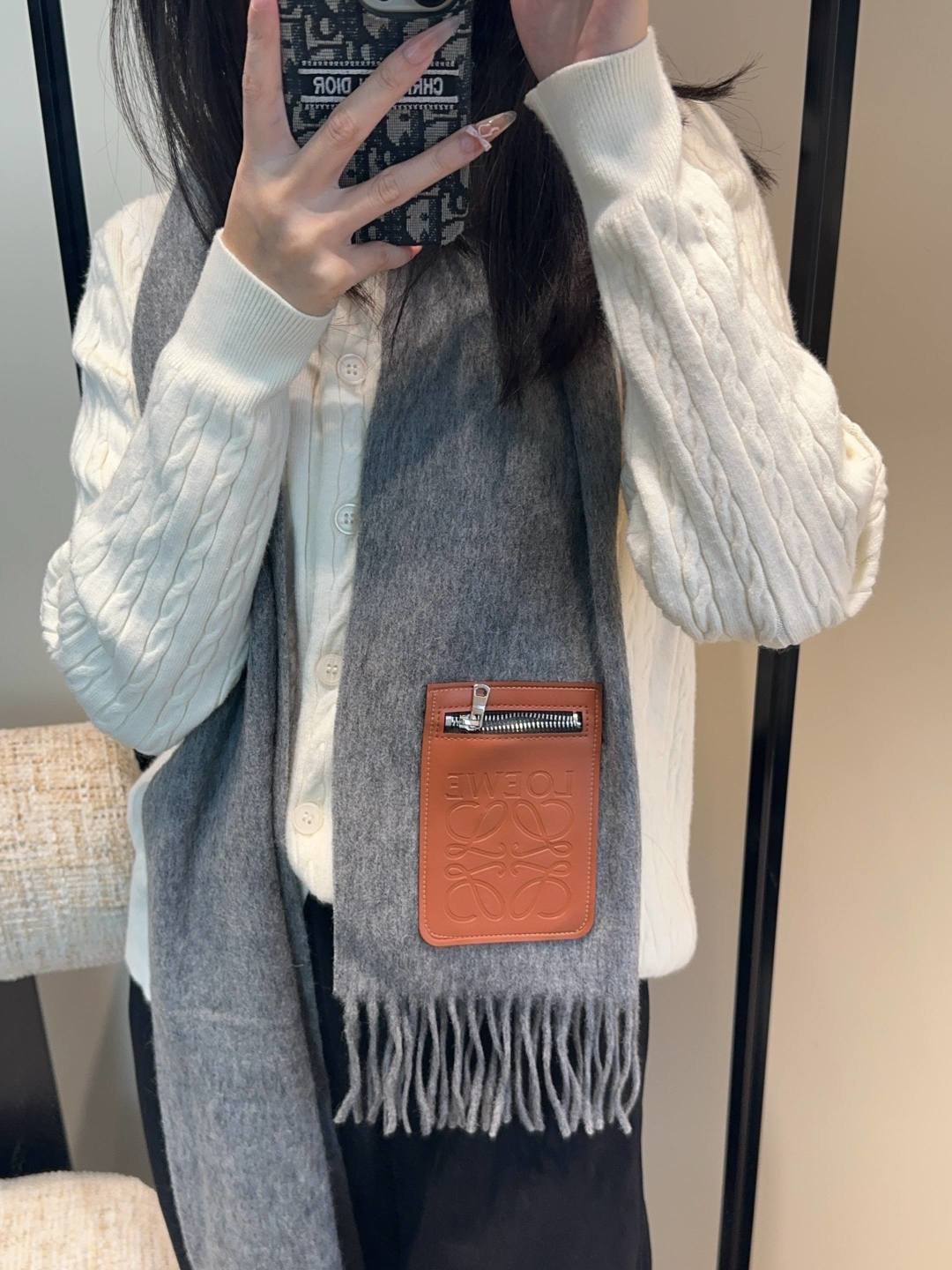 【▪Loewe · 罗意威难得一见的温柔配色，低调又不失优雅❗】重点推荐❗双面配色，一条围巾两种风格搭配