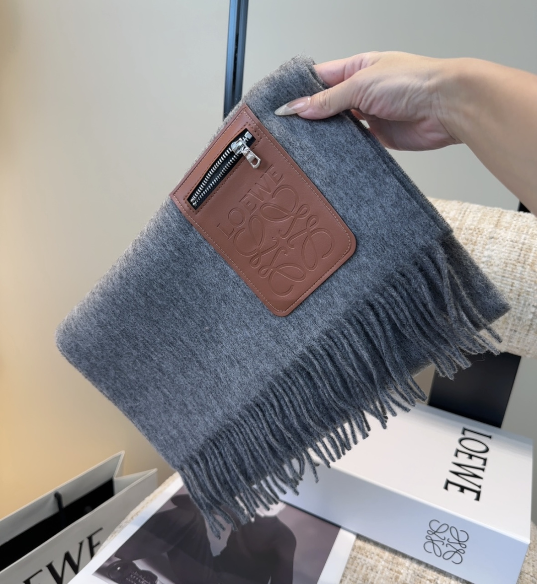 【▪Loewe · 罗意威难得一见的温柔配色，低调又不失优雅❗】重点推荐❗双面配色，一条围巾两种风格搭配