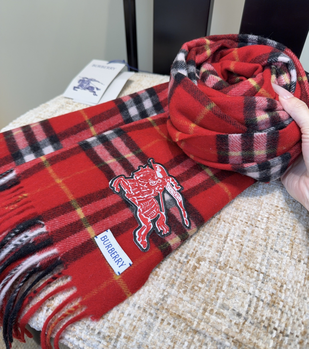 【Burberry圣诞款羊绒带芯片版本】金婧张婧仪周洁琼同款围巾新年福利苏格兰大红格围巾，走英国的单， 