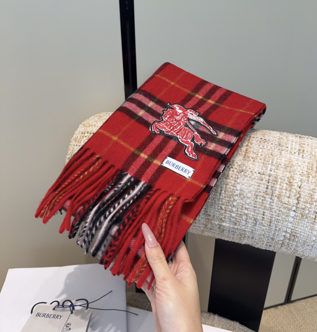 【Burberry圣诞款羊绒带芯片版本】金婧张婧仪周洁琼同款围巾新年福利苏格兰大红格围巾，走英国的单， 