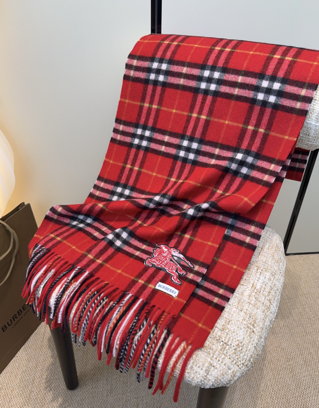 【Burberry圣诞款羊绒带芯片版本】金婧张婧仪周洁琼同款围巾新年福利苏格兰大红格围巾，走英国的单， 