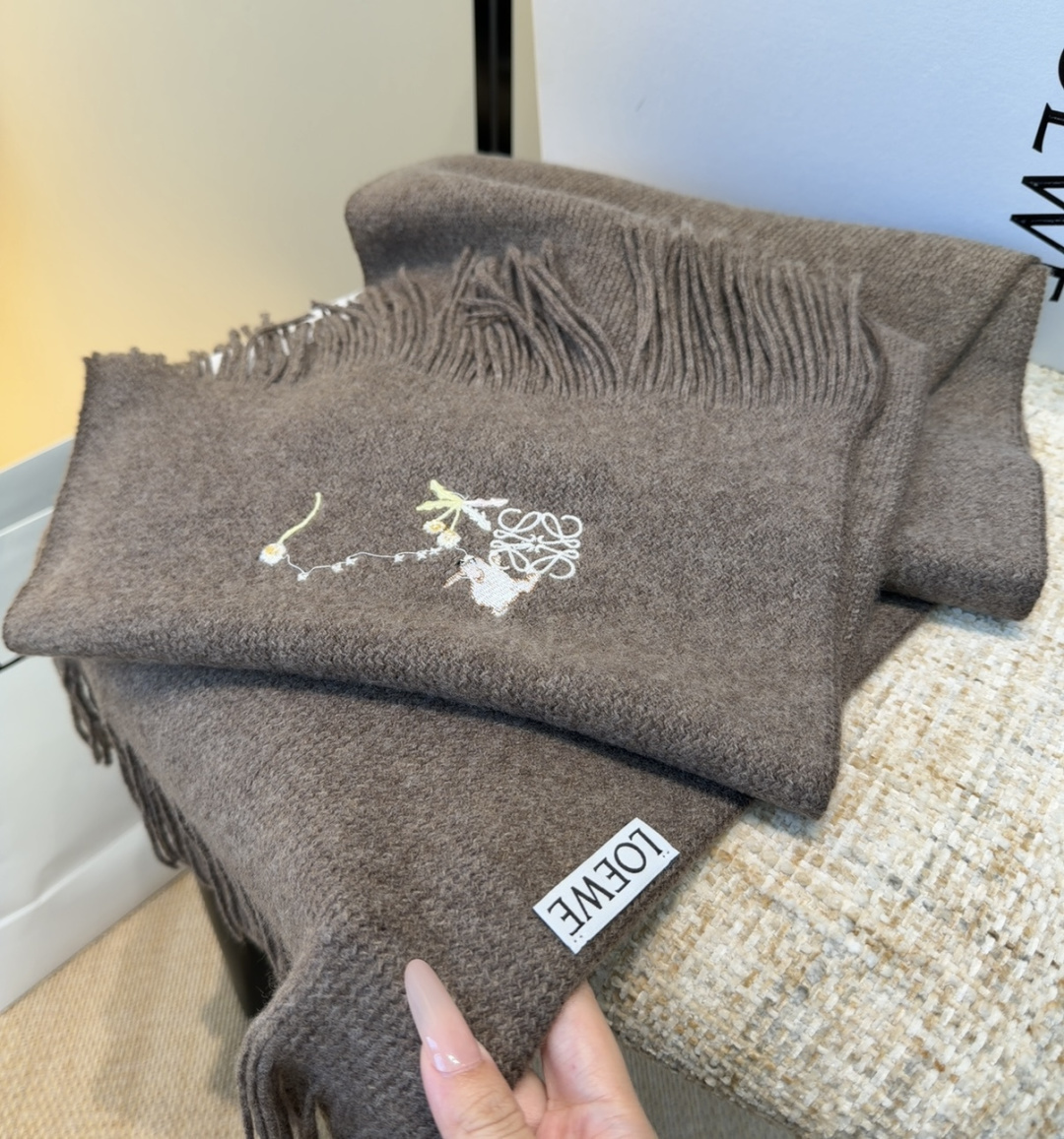 罗意威同步，高端羊绒针织围巾！可正式，可随意，非常assical的男款设计。这款织法比较难，又很费纱线，