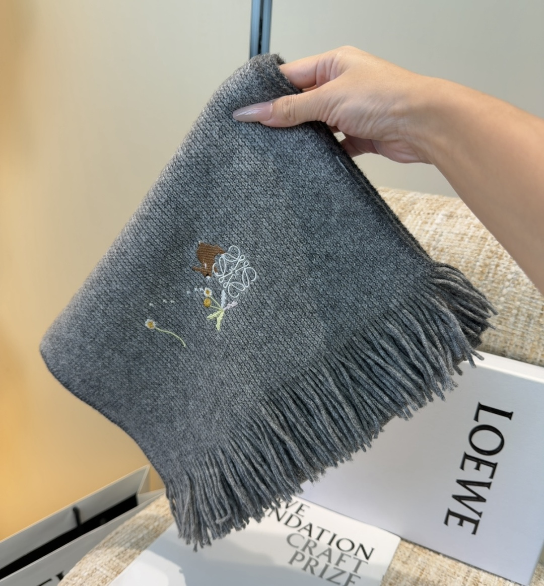 罗意威同步，高端羊绒针织围巾！可正式，可随意，非常assical的男款设计。这款织法比较难，又很费纱线，