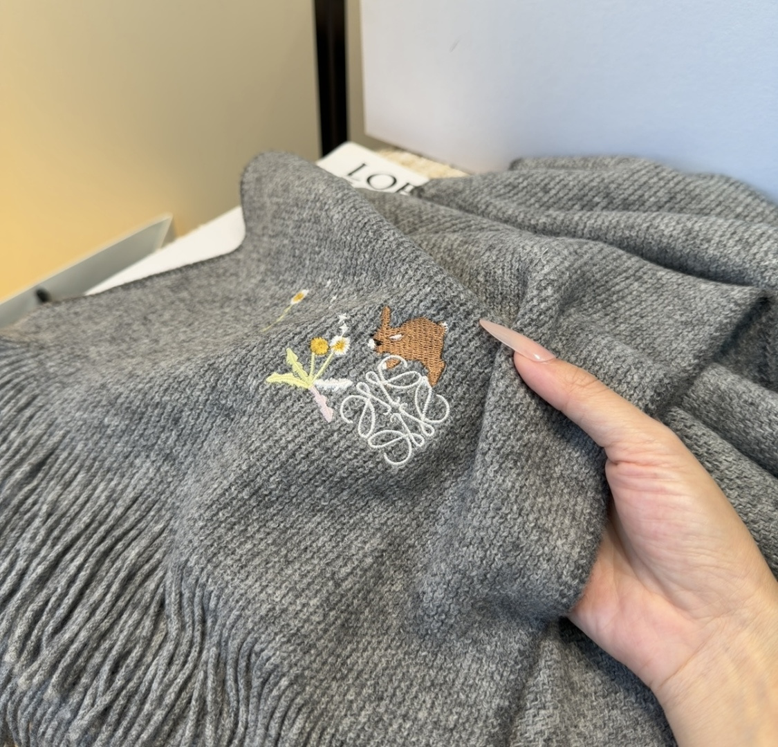 罗意威同步，高端羊绒针织围巾！可正式，可随意，非常assical的男款设计。这款织法比较难，又很费纱线，