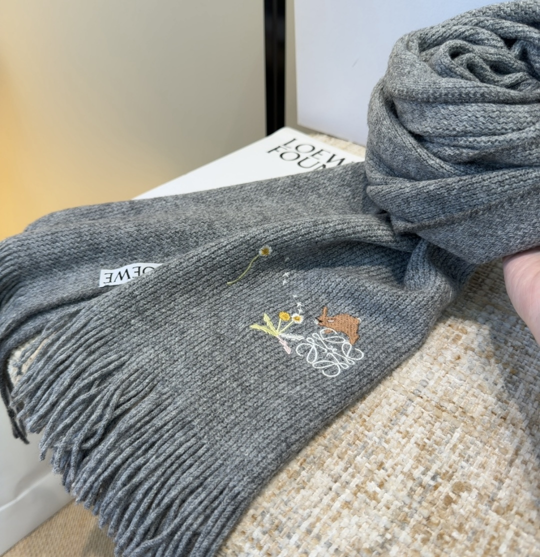 罗意威同步，高端羊绒针织围巾！可正式，可随意，非常assical的男款设计。这款织法比较难，又很费纱线，