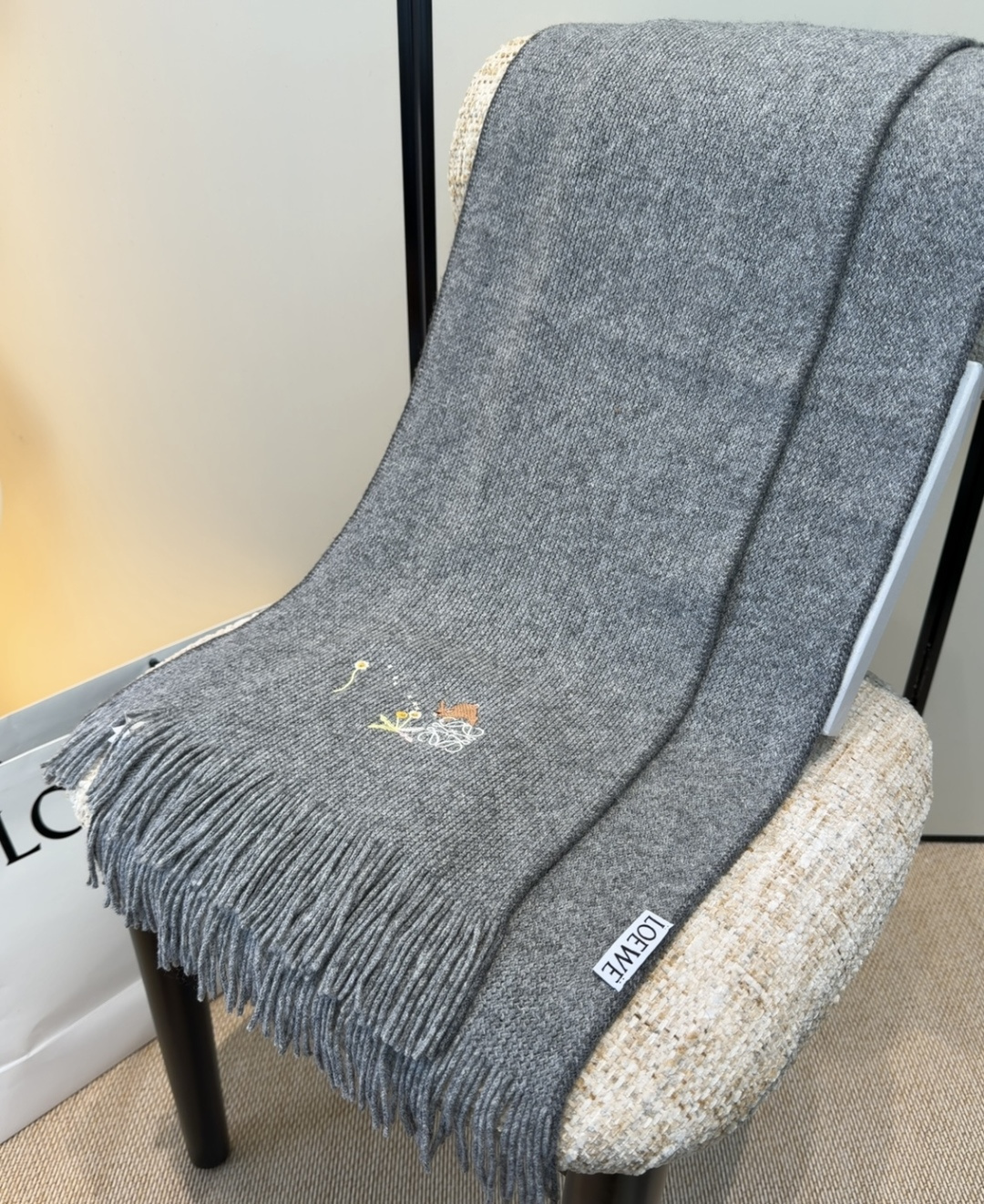 罗意威同步，高端羊绒针织围巾！可正式，可随意，非常assical的男款设计。这款织法比较难，又很费纱线，