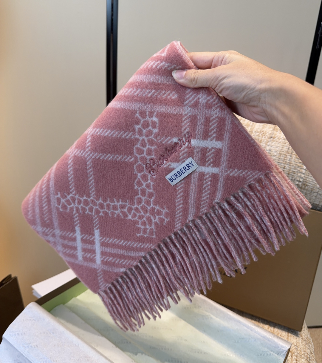 Burberry · 巴宝莉围巾❗️好看的要疯掉了，太有型太有魅力了❗️❗️非常斯文时尚的秋冬单品！真的