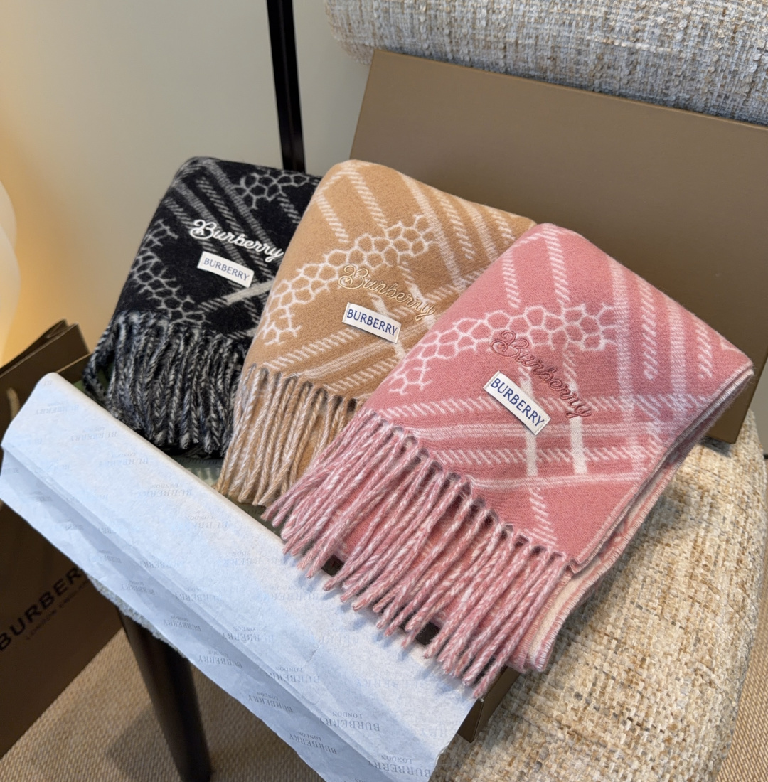 Burberry · 巴宝莉围巾❗️好看的要疯掉了，太有型太有魅力了❗️❗️非常斯文时尚的秋冬单品！真的