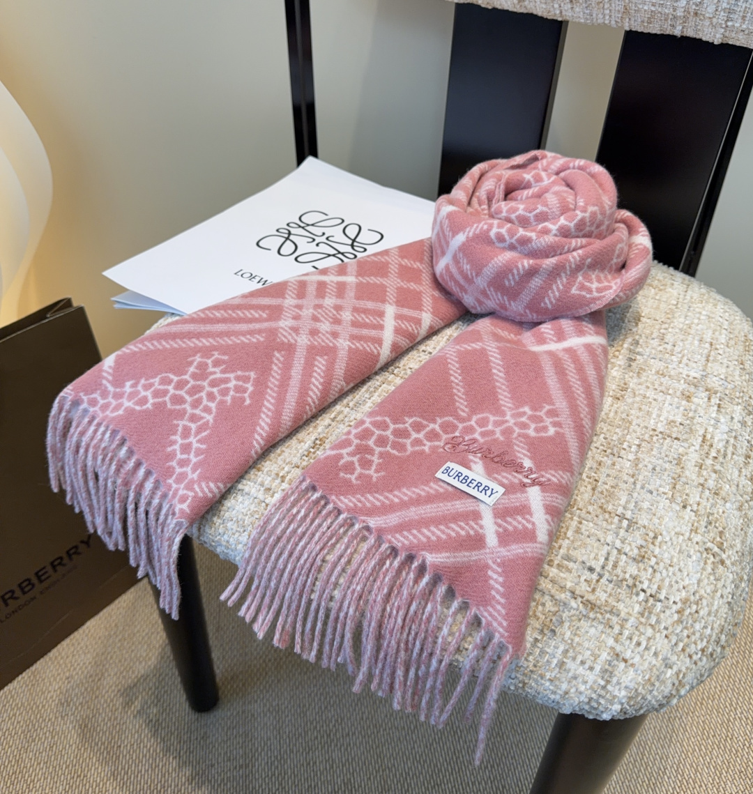 Burberry · 巴宝莉围巾❗️好看的要疯掉了，太有型太有魅力了❗️❗️非常斯文时尚的秋冬单品！真的