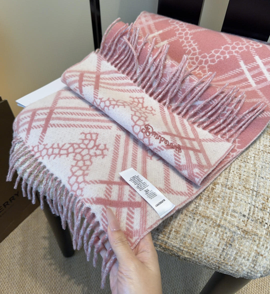 Burberry · 巴宝莉围巾❗️好看的要疯掉了，太有型太有魅力了❗️❗️非常斯文时尚的秋冬单品！真的