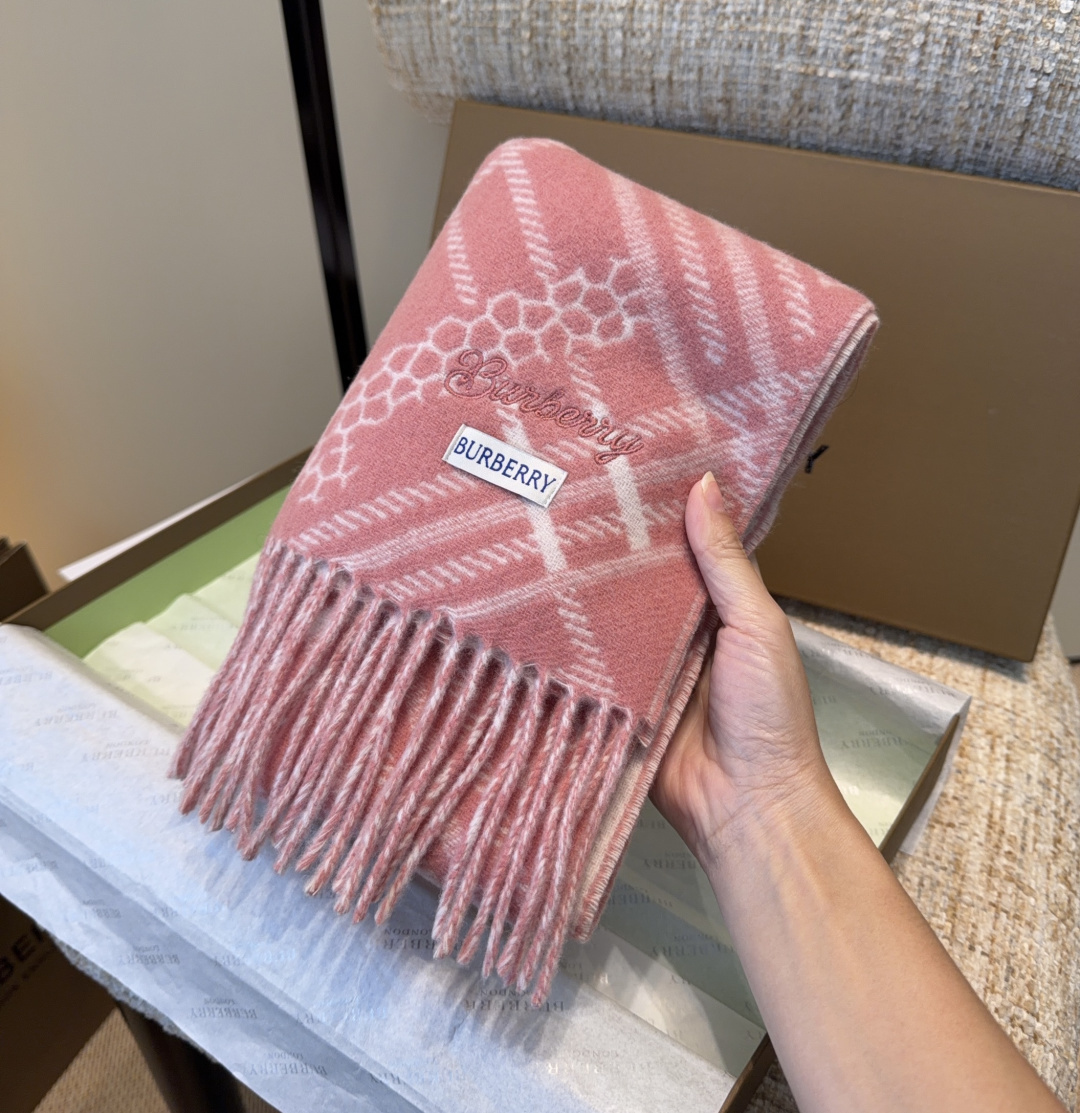 Burberry · 巴宝莉围巾❗️好看的要疯掉了，太有型太有魅力了❗️❗️非常斯文时尚的秋冬单品！真的