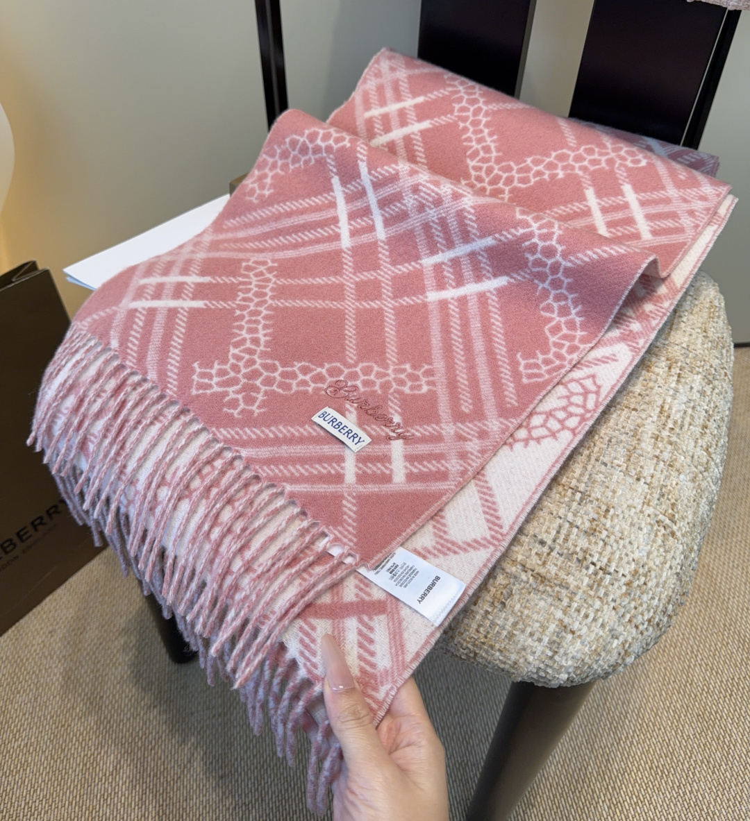 Burberry · 巴宝莉围巾❗️好看的要疯掉了，太有型太有魅力了❗️❗️非常斯文时尚的秋冬单品！真的