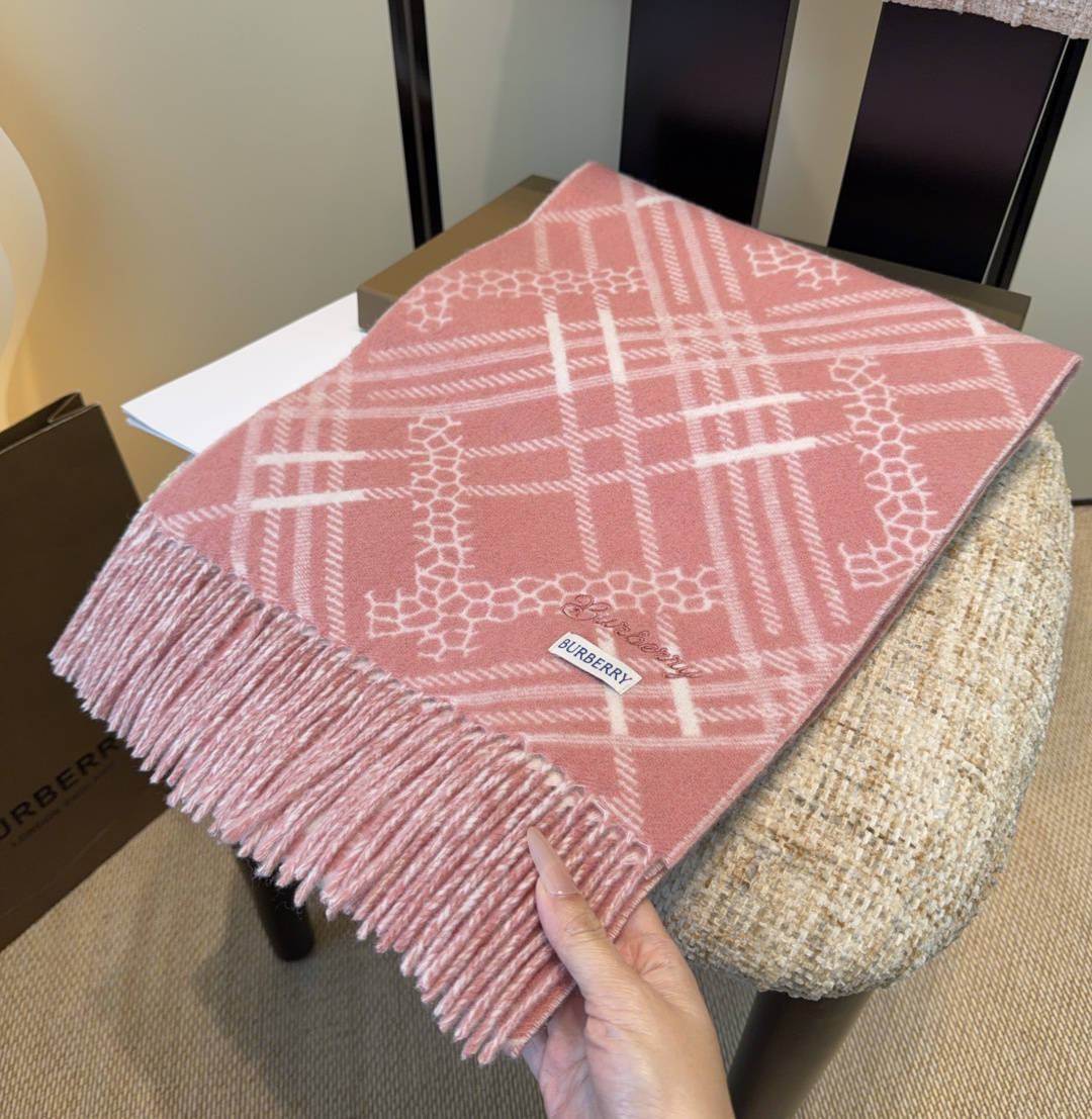Burberry · 巴宝莉围巾❗️好看的要疯掉了，太有型太有魅力了❗️❗️非常斯文时尚的秋冬单品！真的