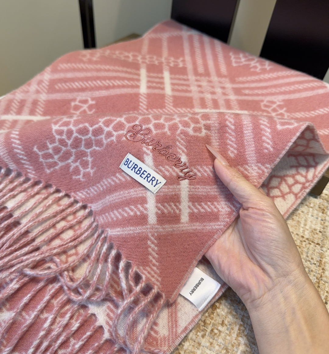 Burberry · 巴宝莉围巾❗️好看的要疯掉了，太有型太有魅力了❗️❗️非常斯文时尚的秋冬单品！真的