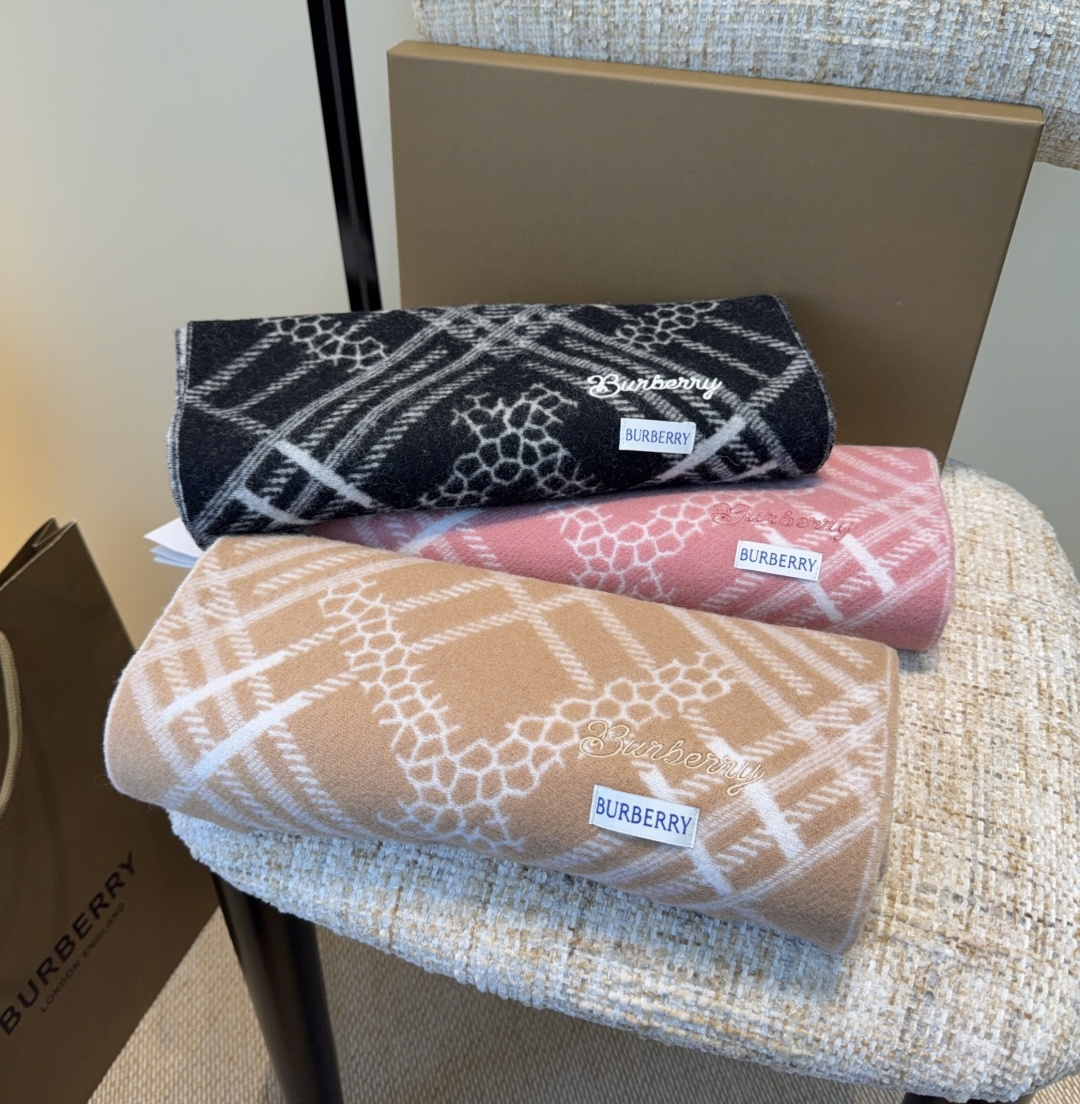 Burberry · 巴宝莉围巾❗️好看的要疯掉了，太有型太有魅力了❗️❗️非常斯文时尚的秋冬单品！真的