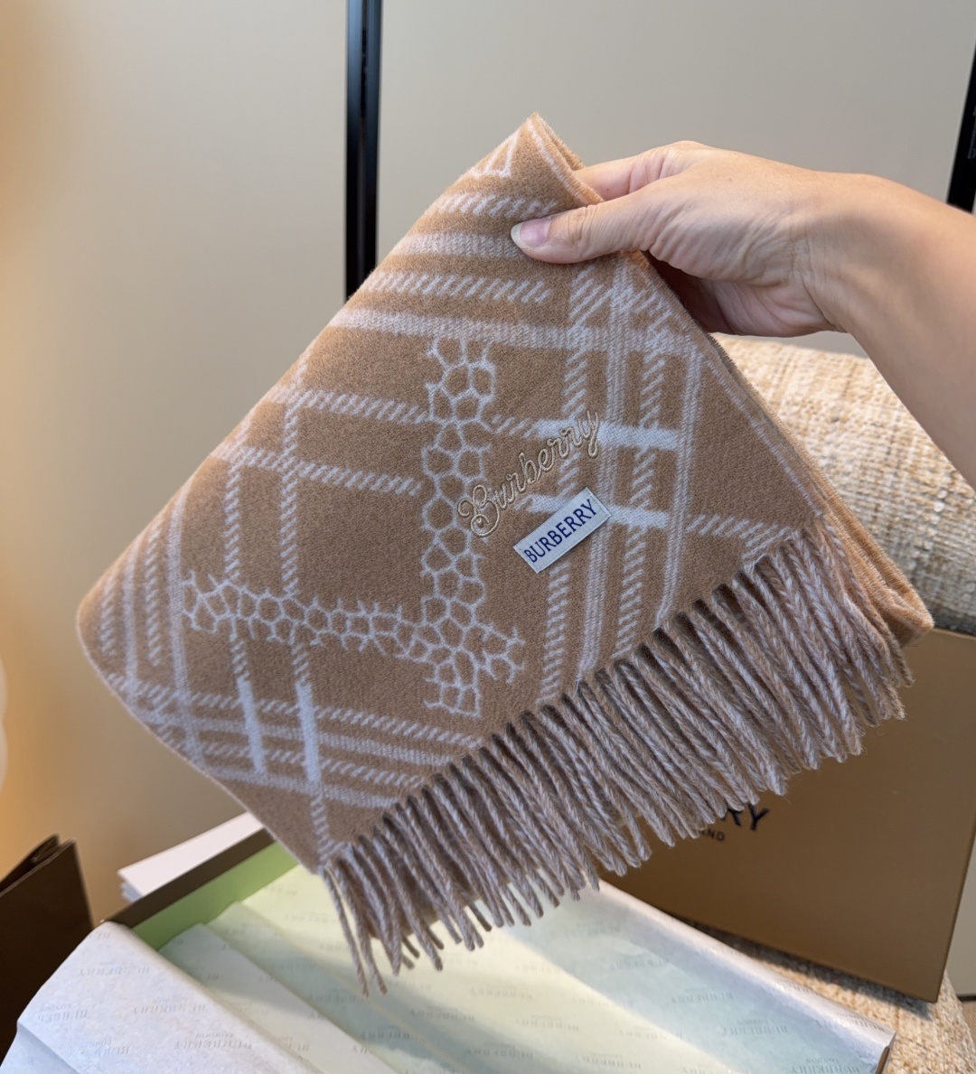 Burberry · 巴宝莉围巾❗️好看的要疯掉了，太有型太有魅力了❗️❗️非常斯文时尚的秋冬单品！真的