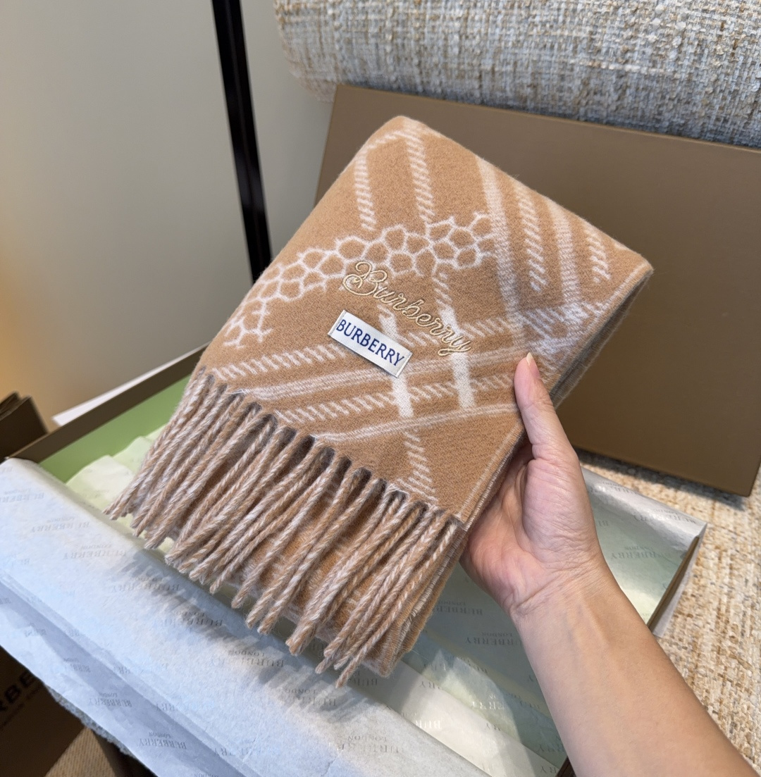 Burberry · 巴宝莉围巾❗️好看的要疯掉了，太有型太有魅力了❗️❗️非常斯文时尚的秋冬单品！真的