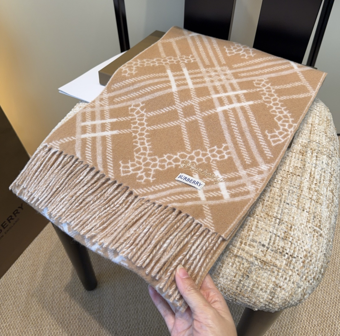 Burberry · 巴宝莉围巾❗️好看的要疯掉了，太有型太有魅力了❗️❗️非常斯文时尚的秋冬单品！真的