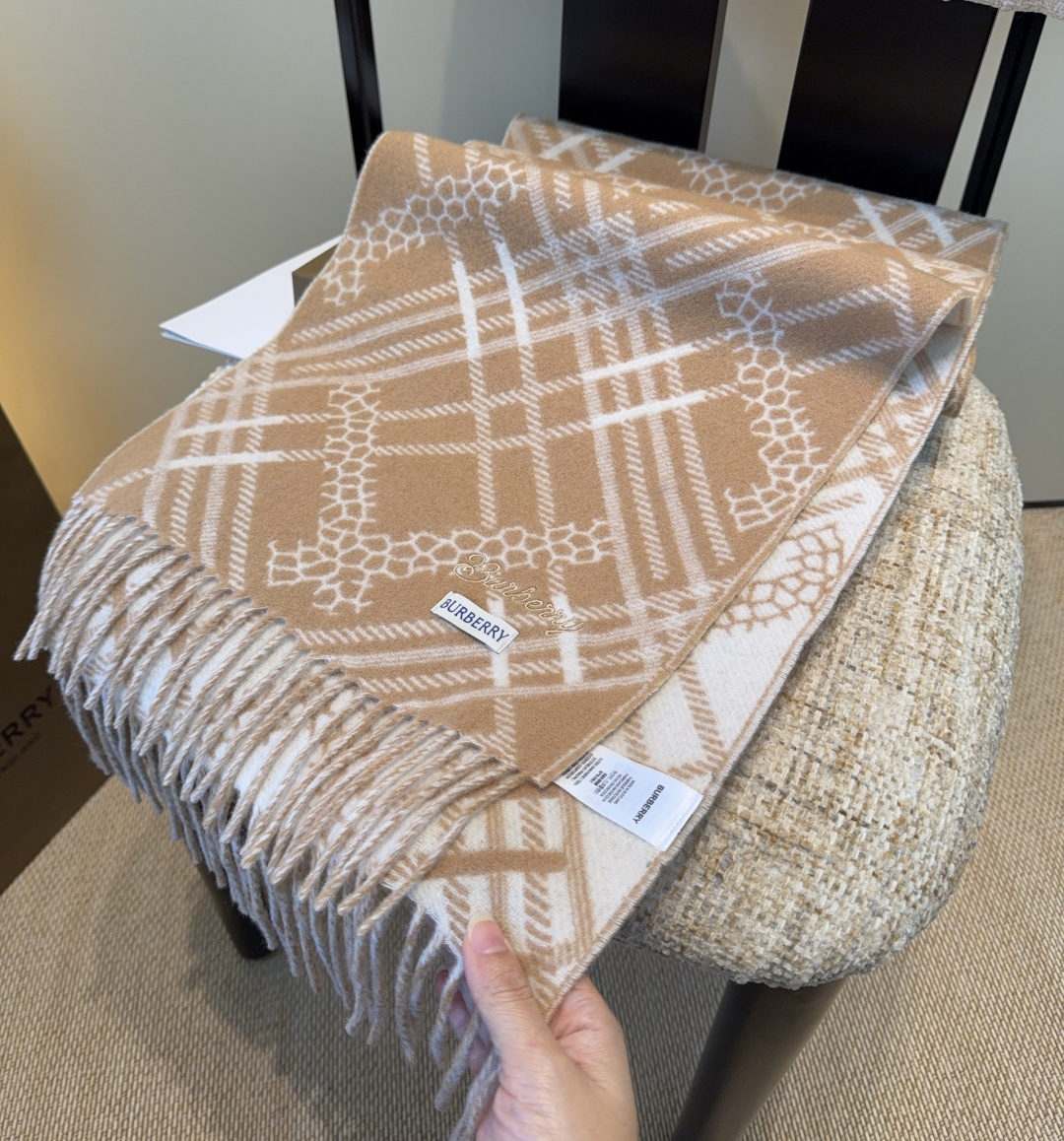 Burberry · 巴宝莉围巾❗️好看的要疯掉了，太有型太有魅力了❗️❗️非常斯文时尚的秋冬单品！真的